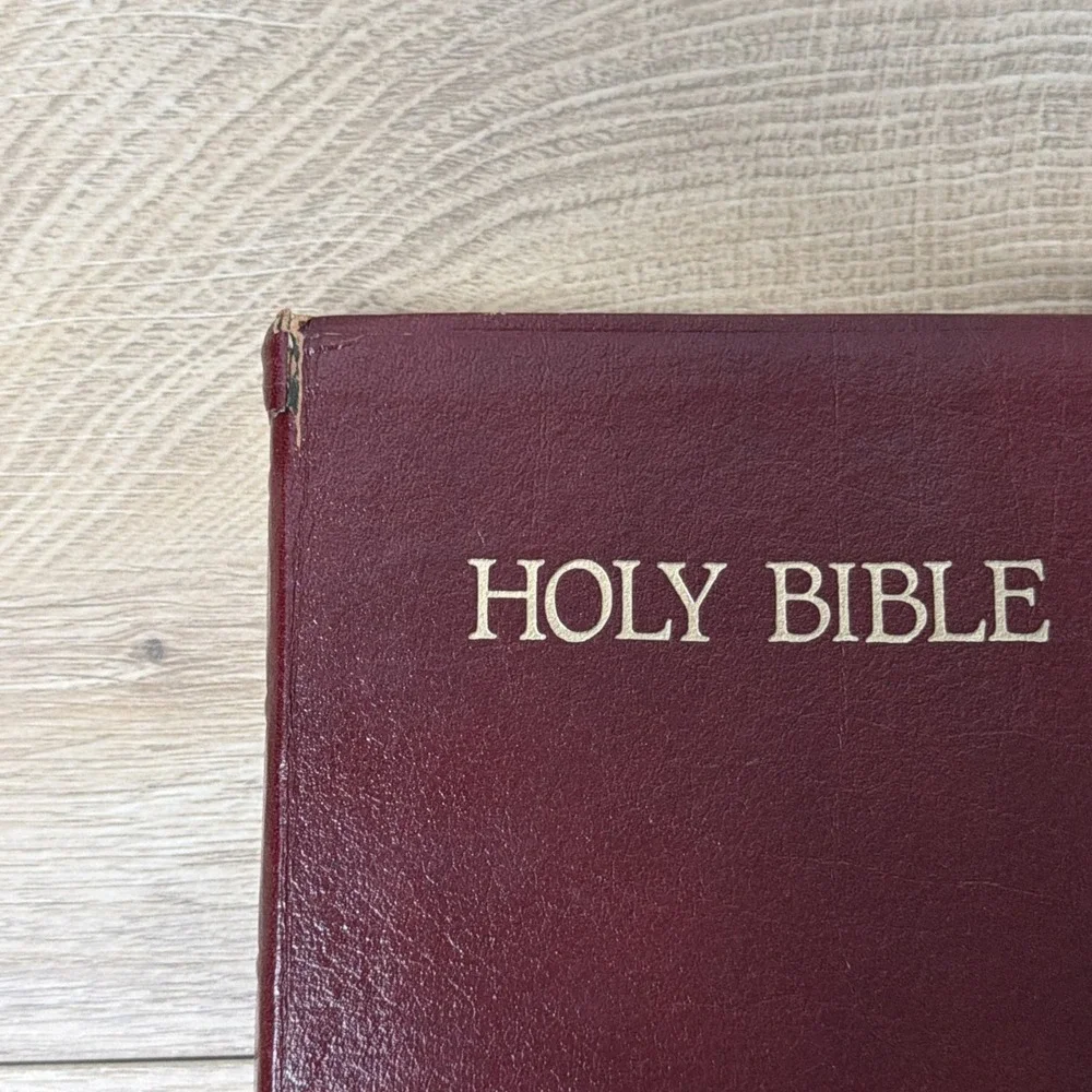 Holy Bible New King James Version‎ Red Letter Edition Bonded Leather Gold Edge